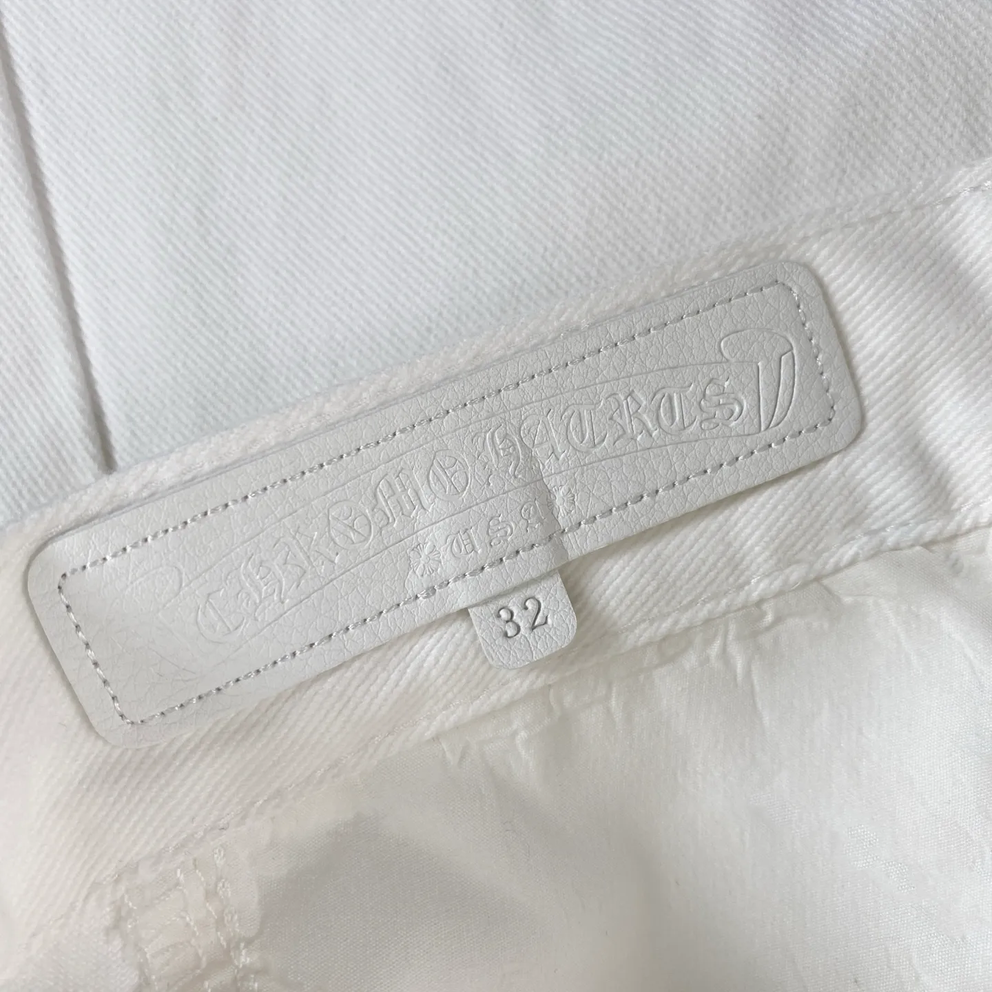 P270 chrome hearts new style white leather jeans vi Top heavy industry fashionable design] Consistent high street luxury style creation. Speaking of this style, the Zangyin family and GU family are definitely the leading representative brands. Especially the Zangyin family has really achieved a state-of-the-art effect in creating high street style. The unique washed material is used to create this style. The color system is quite eye-catching. After it is decorated with patchwork cross flowers, it cleverly highlights the charm of the brand. Secondly, this style uses classic The classic high-waist cutting design highlights the long legs and fashionable temperament of the upper body. The brand is highly recognizable and the slim fit configuration is more suitable for daily wear. It is a product that interprets personality, fashion, and specifications at a glance. This single product is enough to make any fan excited. It can be a white T-shirt for youthful preppy style, or a tight suspender for lady style. It has strong matching ability and can be easily controlled by men.  [Materials and craftsmanship] Needless to say, this point goes without saying. As an excellent craftsman brand, Zangyin’s requirements for details and craftsmanship are really perfect. The washed color of this model has gone through so many processes, not to mention the embellishment of denim appliques. It is also purely hand-made and sewn. Just like what they believe in, only hand-made things have soul and have the meaning of wear. A top-notch heavy-duty fashionable denim item, I look forward to your perfect interpretation! !  Size:28-36